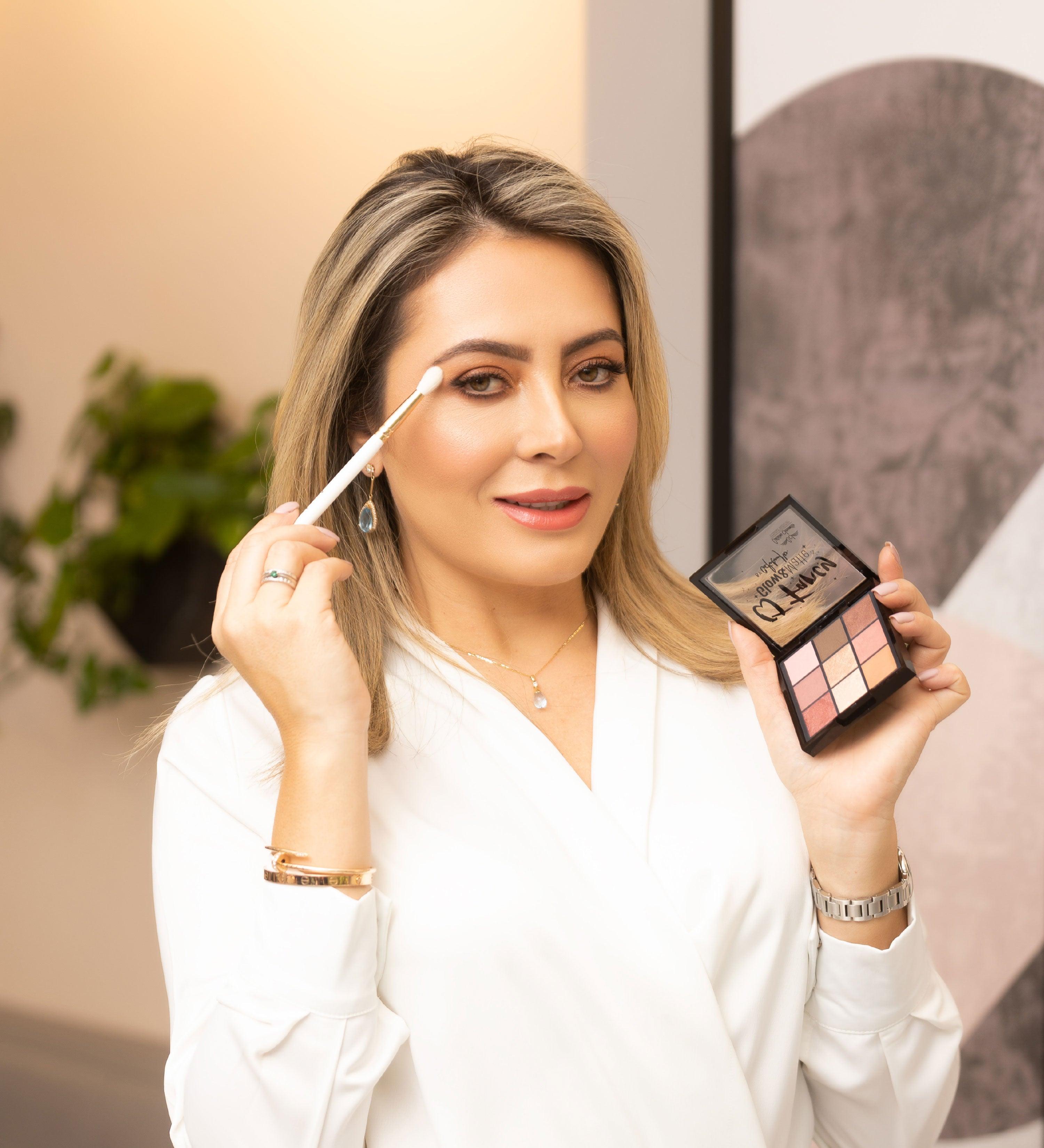 Catalina Jaramillo con la paleta de sombras Cj Fancy